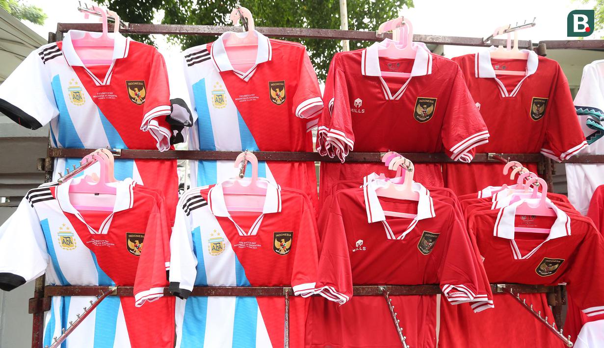 <p>Jersey Timnas Indonesia dan Argentina terpampang di sekitar Stadion Utama Gelora Bung Karno (SUGBK), Senayan, Jakarta hari Senin (19/06/2023). Sejumlah pedagang pernak-pernik bertebaran di sekitar SUGBK jelang pertandingan Timnas Indonesia menghadapi Argentina. Mereka menjual dagangan mereka mulai dari Rp35 ribu hingga Rp200 ribu. (Bola.com/M Iqbal Ichsan)</p>