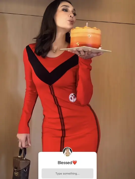 Luna maya juga membawa hand bag model box dari Louis Vuitton warna coklat. [@lunamaya]