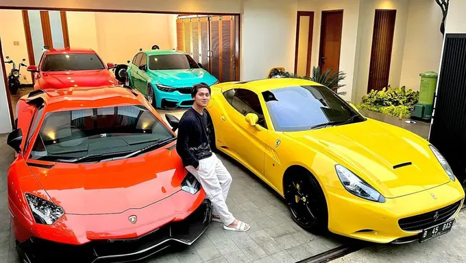Gaya Keren Rizky Billar Berfoto di Depan Mobil, Tengah Jadi Sorotan