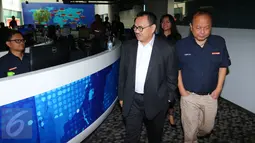 Menteri ESDM Sudirman Said bersama Pemred Liputan6.com, Mohamad Teguh berkeliling studio SCTV di SCTV Tower, Jakarta, Rabu (4/5). Dalam kesempatan tersebut, Sudirman Said menjadi narasumber untuk Liputan6. (Liputan6.com/Angga Yuniar)