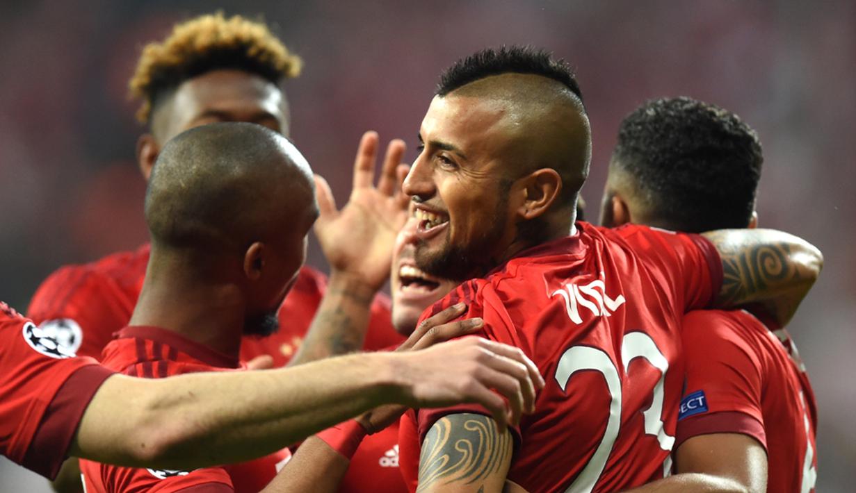 Pemain Bayern Munchen, Arturo Vidal, disambut rekan-rekannya setelah mencetak gol ke gawang Benfica pada leg pertama babak perempat final Liga Champions di Allianz Arena, Munchen, Rabu (6/4/2016) dini hari WIB. (AFP/Christof Stache)