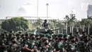 Seorang prajurit TNI AD berdiri di atas Alutsista saat mengikuti Apel Gelar Pasukan Jajaran TNI AD di Lapangan Monas, Jakarta, Selasa (25/1/2022). Pasukan TNI AD dan Alutsista dipamerkan saat mengikuti gelar apel pasukan. (Liputan6.com/Faizal Fanani)