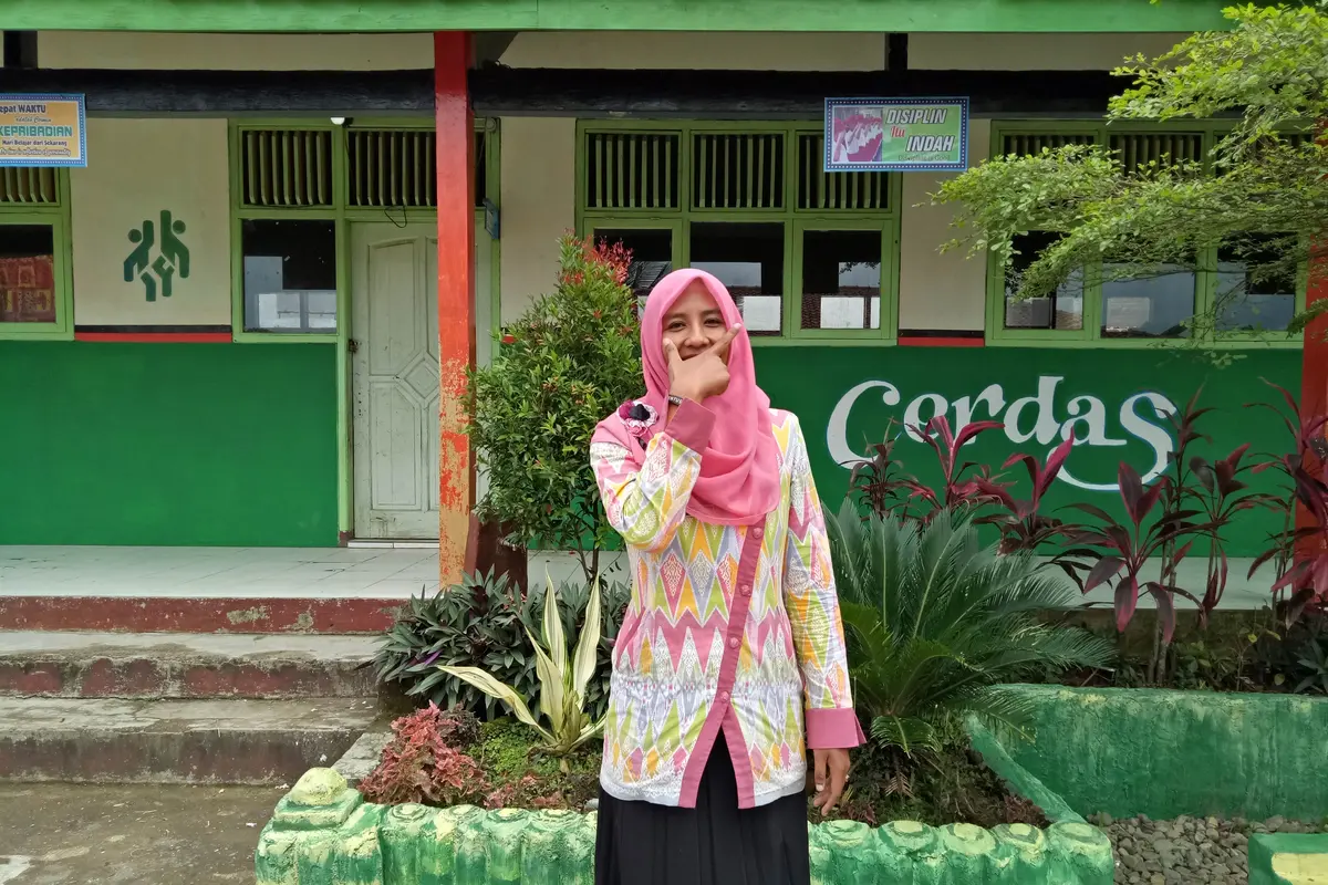 Guru Sekolah Dasar Negeri (SDN) di Jawa Tengah, Husnul Khotimah, yang mendadak terkenal karena berpose selebrasi gol penyerang Juventus, Paulo Dybala. (pribadi)