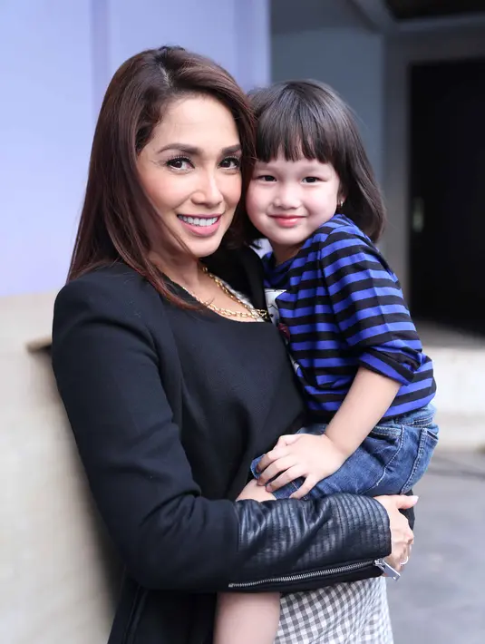 Artis cantik ini pun mengaku tidak merubah aktivitas media sosialnya dalam mengunggah foto-foto si buah hati. Meski begitu ia akan tetap berhati-hati dan waspada dengan kejadian yang telah menimpa dirinya tersebut. (Nurwahyunan/Bintang.com)