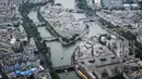 Foto udara saat perahu delegasi saat berlayar di Sungai Seine melewati Pulau Ile de la Cite (depan) dan Pulau Saint-Louis (belakang) selama upacara pembukaan Olimpiade Paris 2024, Paris, Prancis, 26 Juli 2024. (AFP/Pool/Lionel Bonaventure)