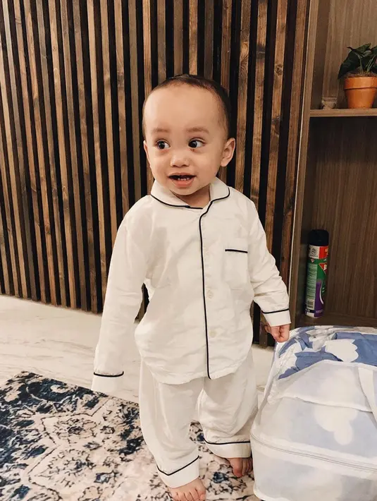 Pada bagian kolom komentar di akun Instagram Rachel Vennya, banyak warganet yang selalu mendoakan Biru. Lihat saja seperti foto satu ini, Biru sangat menggemaskan ketika mengenakan piyama untuk balita ya. (Liputan6.com/IG/rachelvennya)