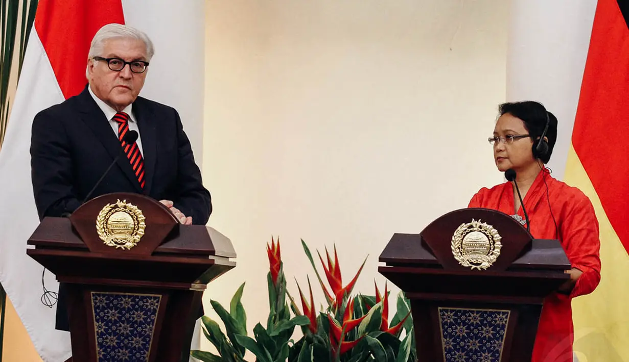 Menteri Retno LP Marsudi dan Menlu Jerman Frank Walter Steinmeir saat konferensi pers usai menggelar pertemuan, Jakarta, Senin (3/11/2014). (Liputan6.com/Faizal Fanani) 