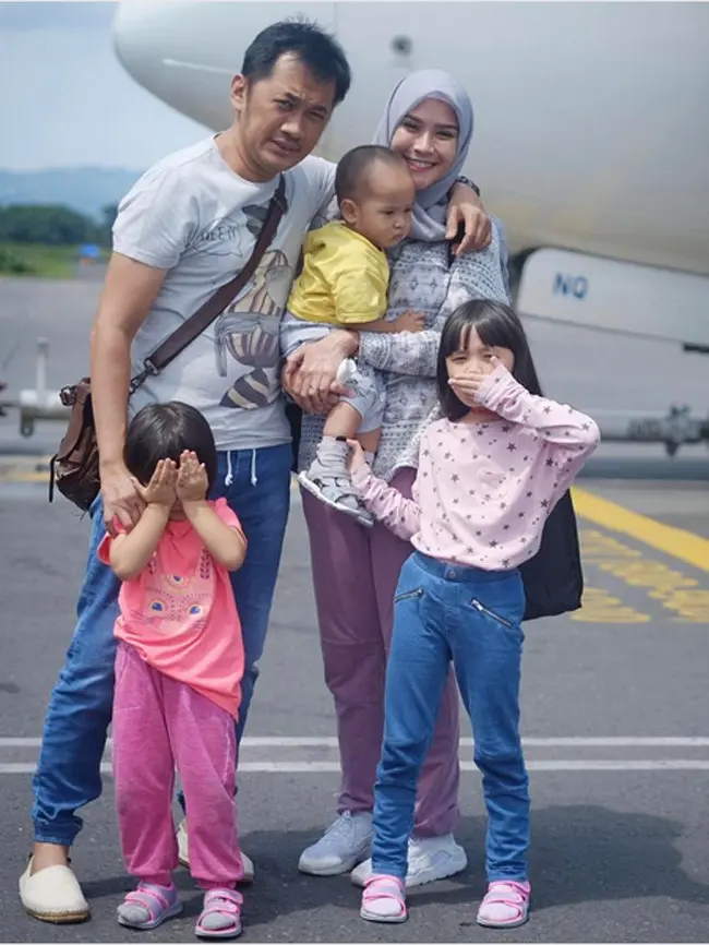 Hanung Bramantyo dan Zaskia Adya Mecca bersama tiga anaknya. (Instagram)