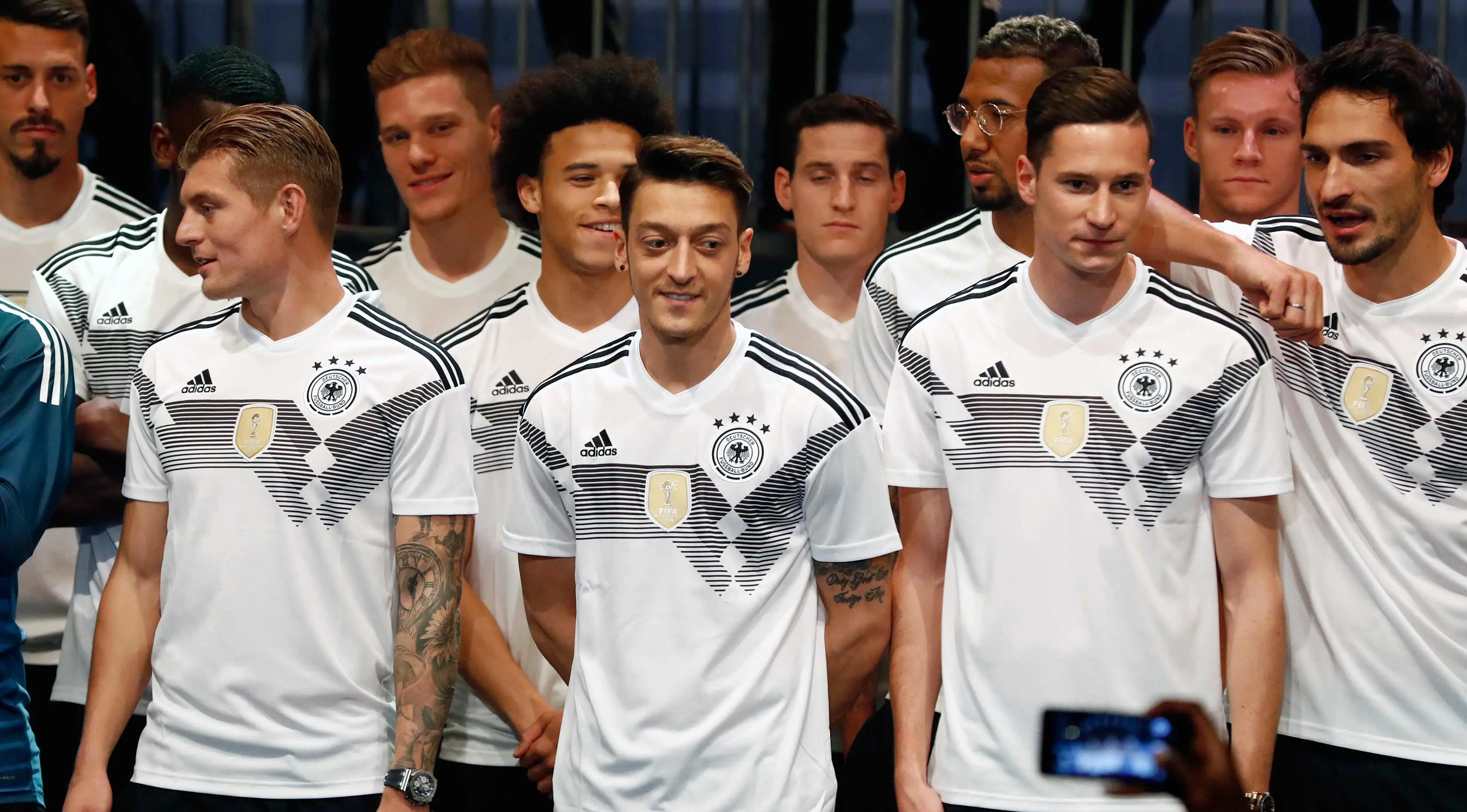 Pemain Timnas Jerman berpose memperkenalkan jersey terbaru untuk Piala Dunia 2018 di Berlin (7/11). Jersey ini terinspirasi dari kostum yang pernah dikenakan pada Piala Dunia 1990. (AFP Photo/Ganjil Andersen)