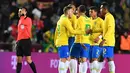 Selebrasi dilakukan peain Brazil usai Gabriel Jesus mencetak gol kedua Brazil pada laga persabahabatan yang berlangsung di Stadion Sinobo, Praha, Rabu (27/3). Brazil menang 3-1 atas Republik Ceko. (AFP/Joe Klamar)