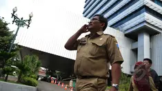 Sejumlah pegawai negeri sipil (PNS) pulang kerja di Gedung DPRD DKI, Jakarta, Selasa (10/3/2015). PNS DKI kembali harus gigit jari lantaran pembayaran tunjangan kinerja daerah (TKD) statis kembali tertunda. (Liputan6.com/Faizal Fanani)
