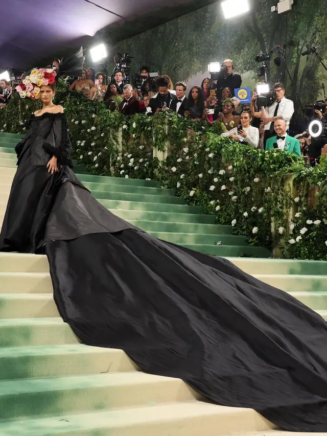 Potret Zendaya Bawa Drama ke Met Gala 2024, Tampil dengan 2 Looks Berbeda