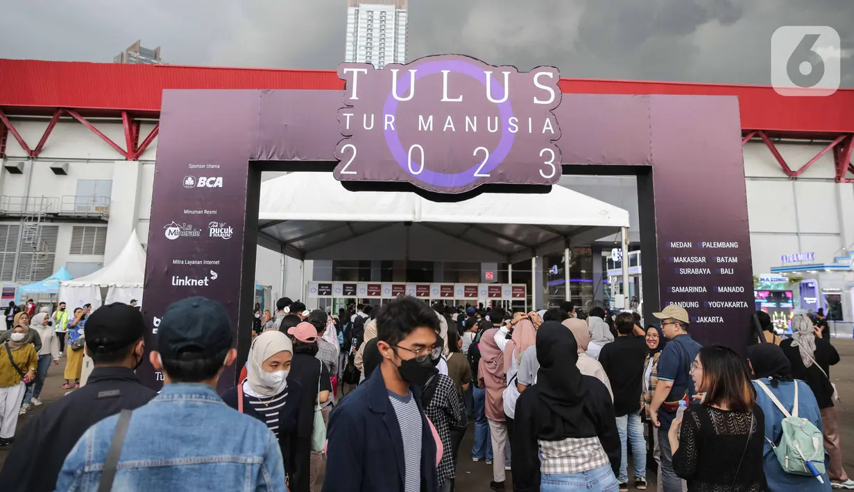 Antusias penonton Konser Tulus dalam  konser yang tajuk “Tulus Tur Manusia 2023" di Jakarta, Jumat (3/3/2023). setelah melewati 10 kota dengan Medan sebagai kota pertama “Tulus Tur Manusia 2023” yang diadakan 1 Februari 2023 lalu, Jakarta menjadi penutup rangkaian manis ini dengan konser yang diadakan pada 3 Maret 2023 di JIEXPO Kemayoran Jakarta. (Liputan6.com/Faizal Fanani)