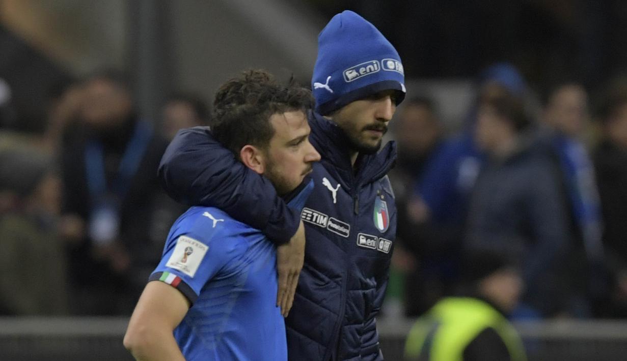 Gelandang Italia, Alessandro Florenzi, tampak lesu usai gagal membawa Italia lolos ke Piala Dunia 2018 setelah disingkirkan Swedia di Stadion Giuseppe Meazza, Senin (13/11/2017). Italia bermain imbang 0-0 dengan Swedia. (AFP/Miguel Medina)