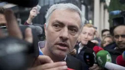 Manajer Manchester United, Jose Mourinho, bersiap menjalani sidang di Gedung Pengadilan Madrid, Jumat (3/11/2017). Pria asal Portugal itu menjalani sidang terkait dugaan penggelapan pajak saat masih melatih Real Madrid. (AP/Paul White)