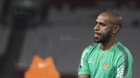 Striker Timnas Indonesia, Boaz Solossa, melakukan pemanasan saat latihan di SUGBK, Jakarta, Sabtu (13/1/2018). Timnas Indonesia menggelar latihan terakhir sebelum laga persahabatan melawan Islandia. (Bola.com/Vitalis Yogi Trisna)