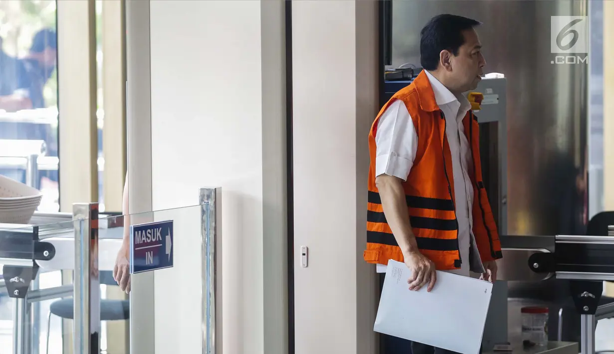 Terdakwa kasus korupsi proyek e-KTP Setya Novanto saat tiba di Gedung KPK, Jakarta, Kamis (4/1). Setya Novanto diperiksa kembali usai menjalani sidang putusan sela di Pengadilan Tipikor, Jakarta. (Liputan6.com/Faizal Fanani)