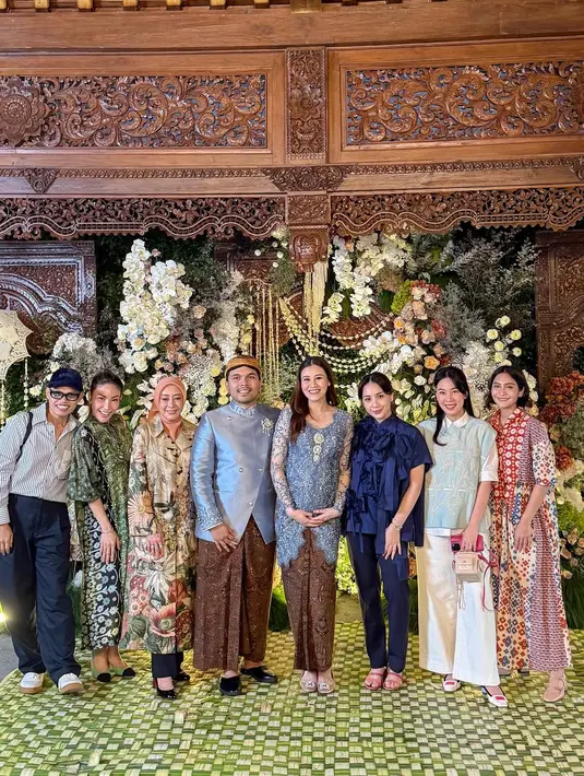 Caca Tengker tampak memesona dalam balutan maxi dress bergaya bohemian bernuansa merah-putih. [@mrsayudewi/@alyssadaguise/@mahalini/@vidialdiano].
