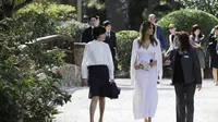 Melania Trump saat mengadakan tur bersama dengan Akie Abe ke Morikami Museum dan Japanese Gardens di Delray Beach (AP)