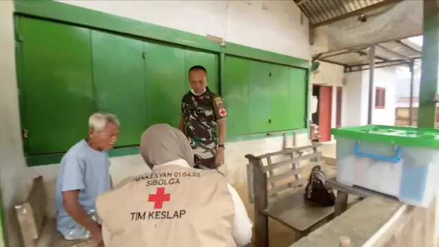 Layanan kesehatan keliling yang diberikan TNI-Polri