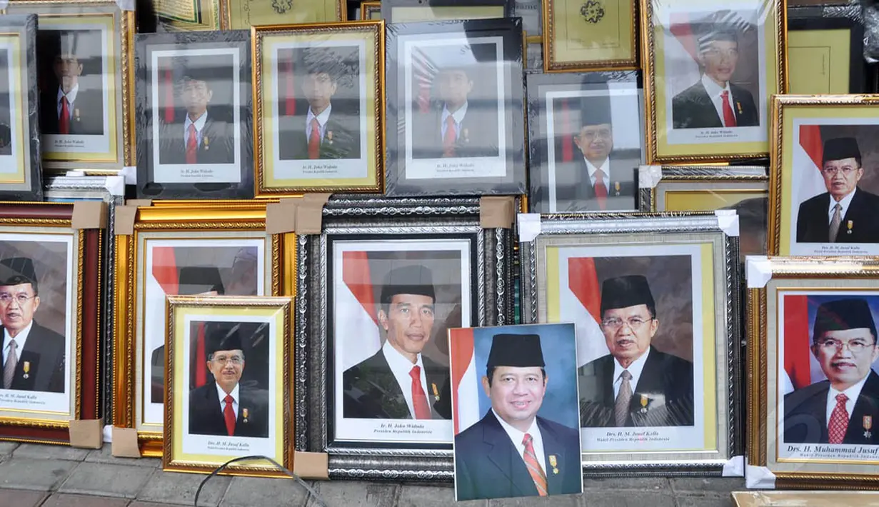Foto resmi kenegaraan Presiden Joko Widodo atau Jokowi dan Wakil Presiden Jusuf Kalla mulai marak di kawasan Pasar Baru, Jakarta, Senin (25/10/2014). (Liputan6.com/Miftahul Hayat)
