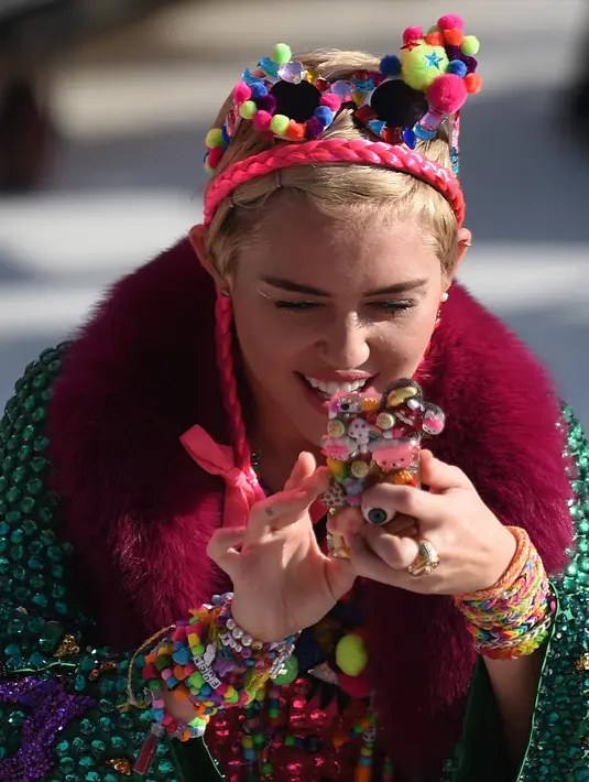 Mantan kekasih Liam Hemsworth ini tidak hanya senang mencari sensasi dengan kostum seksinya, bahkan ketika di atas panggung pun Miley masih sempat menggunakan telepon genggamnya. (Bintang/EPA)