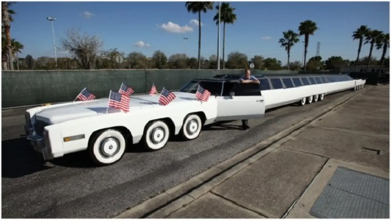 Sebuah mobil dengan versi restorasi terpanjang di dunia memecahkan Guinness World Records ketika secara resmi diukur dengan panjang 30,48 meter (Guinness World Records).