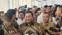 Ketua Umum Partai Gerindra Prabowo Subianto&nbsp;usai menghadiri open house Idul Fitri 1445 Hijriah di kediaman Ketua Harian DPP Partai Gerindra Sufmi Dasco Ahmad, Jakarta, Kamis (11/4/2024). (Merdeka.com/Alma Fikhasari)