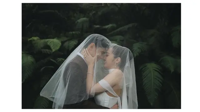 6 Potret Prewedding Ranty Maria dan Rayn Wijaya, Romantis Bernuansa Rustic