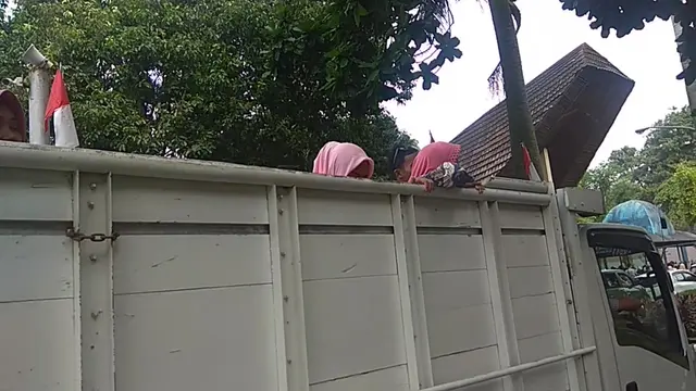 Ke Ragunan Pakai Mobil Truk Jadi Rutinitas Tahunan Warga Cibarusah