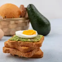 Open-faced breakfast sandwich biasanya dibuat menggunakan roti gandum yang dipadukan dengan telur, alpukat, keju, serta sayuran segar. (Foto/dok: freepik/stockking)