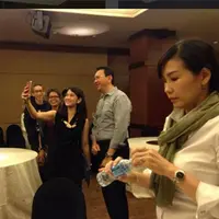 Mau tahu apa tanggapan Veronica Tan saat suaminya, Ahok foto bareng Dian Sastrowardoyo? Simak meme kocaknya, yuk!