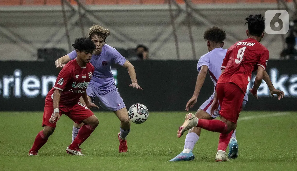 Pemain Indonesia All Star U-20 Andre Oktaviansyah (kiri) berebut bola dengan pemain FC Barcelona U-18 pada pertandingan International Youth Championship 2021 di Jakarta International Stadium, Jakarta, Rabu (13/4/2022). Pertandingan berakhir imbang 0-0. (Liputan6.com/Faizal Fanani)