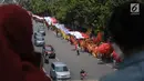 Warga menyaksikan kirab perayaan Paskah di Jalan MH Thamrin, Jakarta, Minggu (4/1). Kirab ini dimulai dari Bundaran Hotel Indonesia dan berakhir di gereja Immanuel Jakarta. (Liputan6.com/Helmi Fithriansyah)