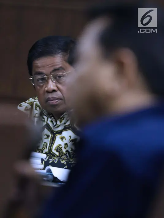 Terdakwa dugaan suap pembangunan PLTU Riau-1,Idrus Marham menyimak keterangan Mantan Ketua DPR, Setya Novanto saat sidang lanjutan dugaan suap pembangunan PLTU Riau-1, Pengadilan Tipikor, Jakarta, Selasa (19/2). (Liputan6.com/Helmi Fithriansyah)