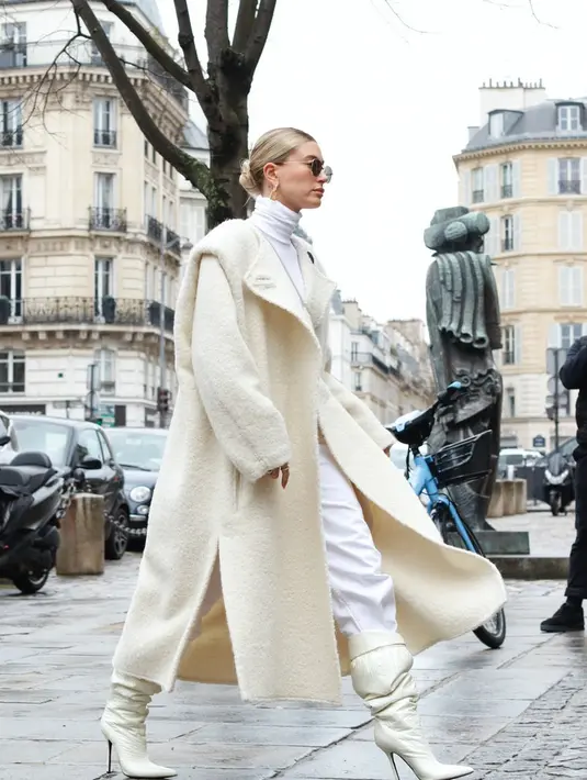 Warna putih bisa meningkatkan penampilanmu dengan sempurna. Entah itu coat bergaya tuksedo, wrap-robe, atau chunky shearling, pilih yang paling sesuai dengan kepribadianmu. Foto: Bustle.