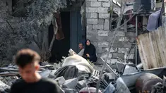 Warga Palestina duduk di antara reruntuhan rumah setelah serangan Israel semalam yang menghantam Nuseirat, Jalur Gaza tengah pada 13 Juli 2025. (Eyad BABA/AFP)