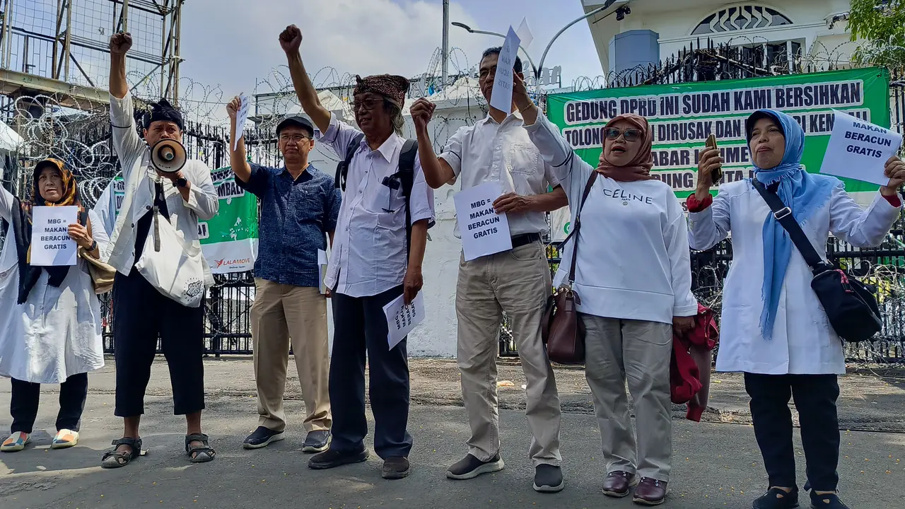 Guru dan wali murid demo di gedung DPRD Jabar