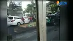 Sebuah rekaman video amatir berhasil merekam aksi komplotan pencongkel kaca spion mobil mewah.