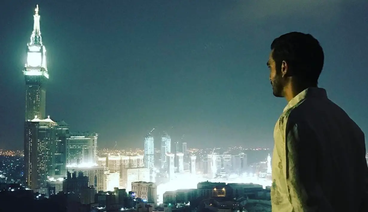 Aktor Fachri Albar berpose sambil memandangi kota Mekah saat berada di Arab Saudi. Fachri Albar ditangkap di kediamannya di kawasan Cireundeu. Fachri ditangkap pagi tadi, sekitar pukul 07.00 WIB. (Instagram.com/aialbar)