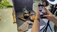 Memotret makanan dengan bantuan smartphone Samsung Galaxy A35 5G (Liputan6.com/Agustin Setyo Wardani)