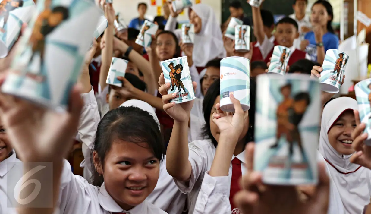 Anak-anak SD menunjukkan celengan dalam Program Petualangan Agen Penny, Cililitan, Jakarta, Selasa (10/11/2015). Program tersebut bertujuan untuk meningkatkan literasi keuangan bagi anak-anak usia Sekolah Dasar. (Liputan6.com/Immanuel Antonius)