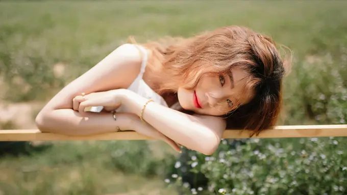 tenang kalem kepribadian santai baik cantik tersenyum baju putih