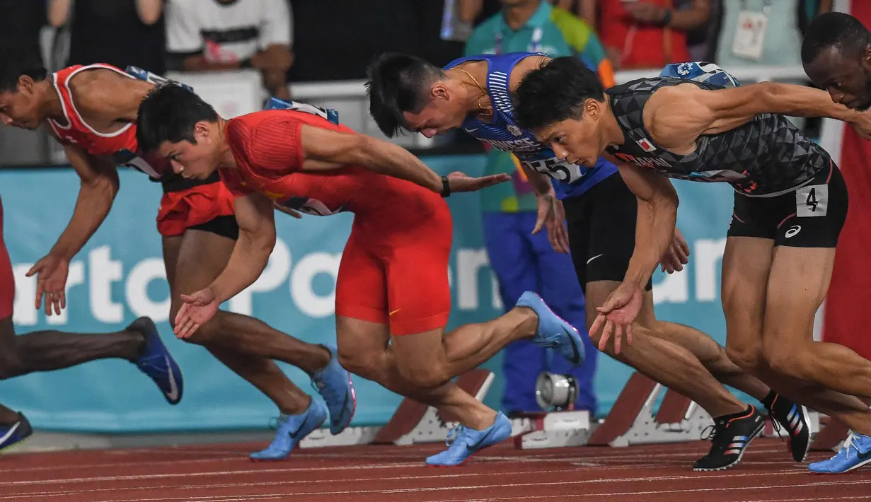 Pelari China, Su Bingtian (dua kiri) mengambil start pada final lari 100 M Putra Asian Games 2018 di Stadion Utama GBK, Jakarta, Minggu (26/8). Su Bingtian menyentuh garis finis dengan catatan waktu 9,92 detik. (ANTARA FOTO/INASGOC/Afriadi Hikmal/mes/18)