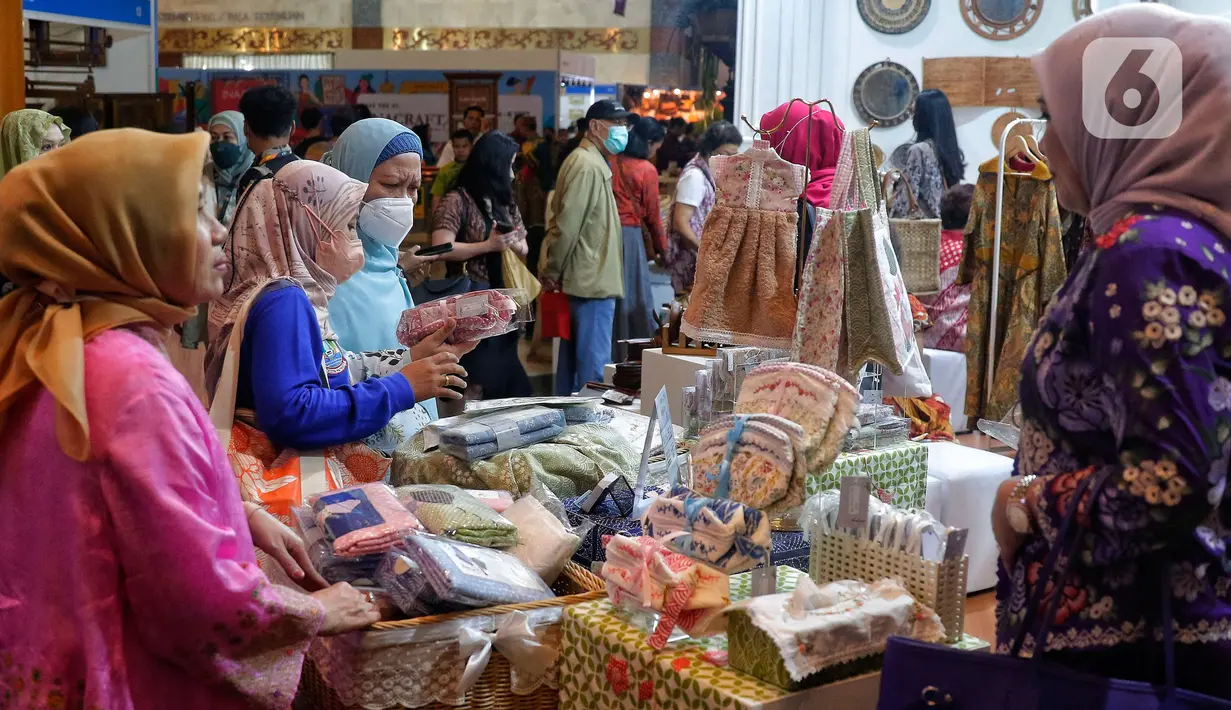 Pengunjung memilih produk kerajinan pada pameran The Jakarta International Handicraft Trade Fair (INACRAFT) 2023 di Jakarta Convention Center, Jakarta, Rabu (1/3/2023). Pameran produk kerajinan terbesar di Asia Tenggara ini menghadirkan 1.118 UKM dari 1.200 booth yang ikut serta dalam pameran kali ini. (Liputan6.com/Angga Yuniar)