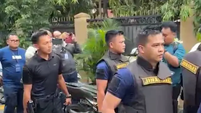 Personel kepolisian hingga aparat TNI berjaga di lokasi ledakan SMA Negeri 72 Kelapa Gading Barat, Jakarta Utara.