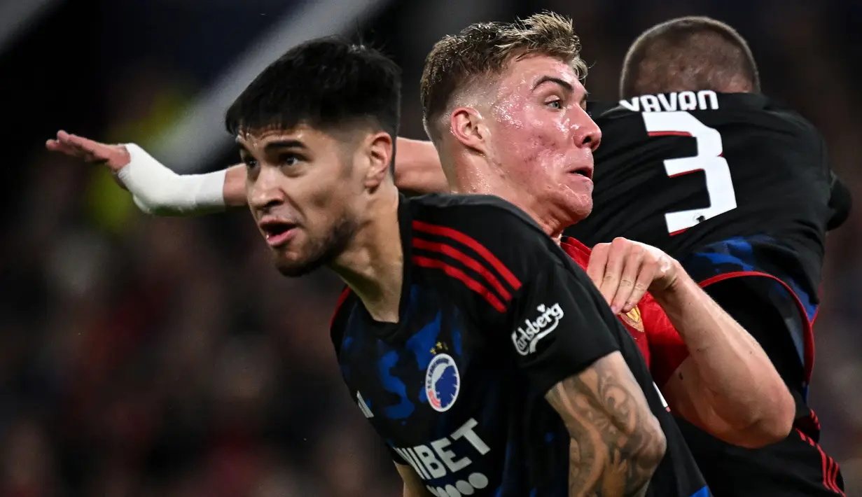 Pada fase grup Liga Champions 2023/2024, Kevin Diks tampil dalam seluruh 6 laga FC Copenhagen di Grup A yang dihuni oleh Bayern Munchen, Galatasaray dan Manchester United. FC Copenhagen pun dibawanya lolos ke babak 16 besar setelah menghuni posisi runner-up pada klasemen akhir di bawah Bayern Munchen. (AFP/Paul Ellis)