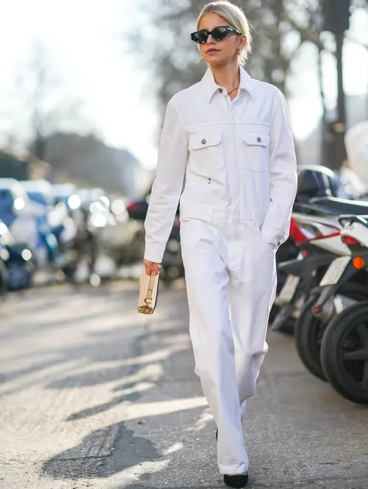 Cara mudah lainnya menggunakan outfit serba putih adalah dengan mengenakan jumpsuit. Kamu hanya perlu menambahkan aksesori kesayangan. Foto: Purewow.