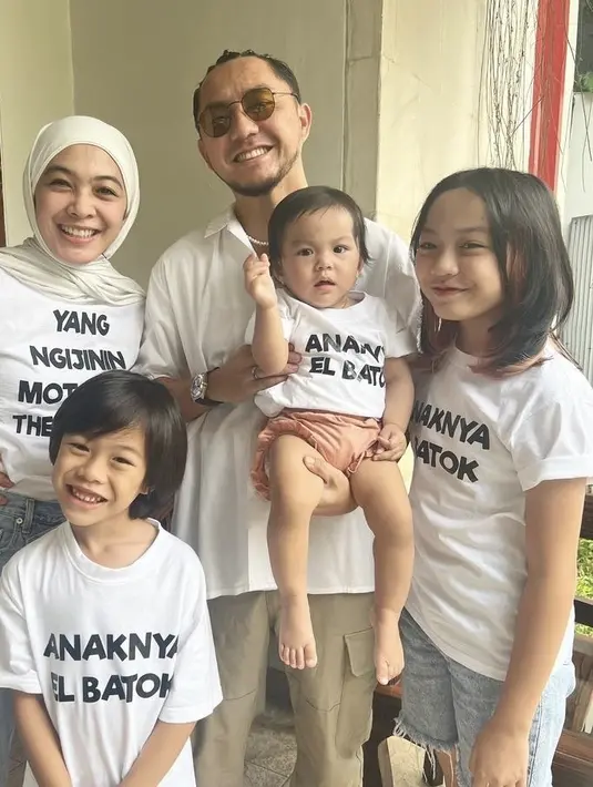 Omesh juga ditemani oleh sang istri dengan mengenakan t shirt putih serasi dengan kerudungnya. Dan anak-anaknya pun tampil dengan tshirt putih bertuliskan Anaknya El Batok. [@dianayulestari]