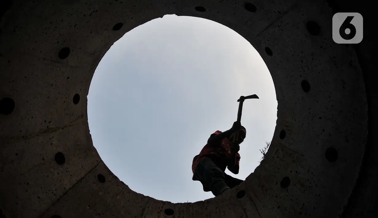 Pekerja menyelesaikan pembuatan sumur resapan di kawasan Monas, Kamis (21/11/2019). Sudin Perindustrian dan Energi Kota Administrasi Jakpus membuat sekitar 70 titik sumur resapan di taman kawasan Monas guna meminimalisir genangan sekaligus menampung air saat hujan. (merdeka.com/Iqbal Nugroho)